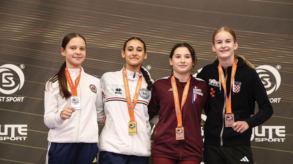 Fatima Azahra  Chakir seconda da sinistra