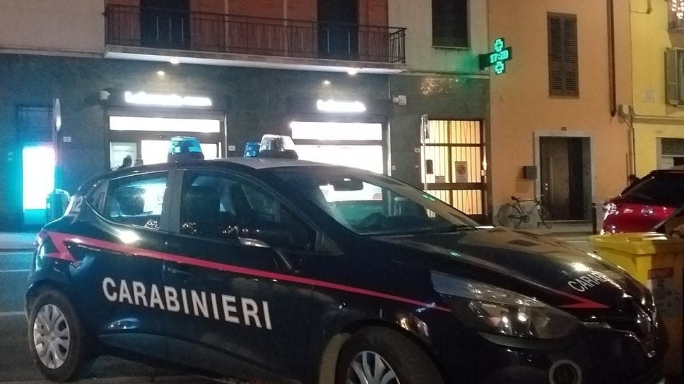 I carabinieri davanti alla farmacia