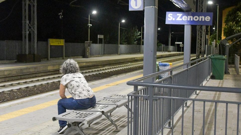 La stazione di San Zenone al Lambro di sera