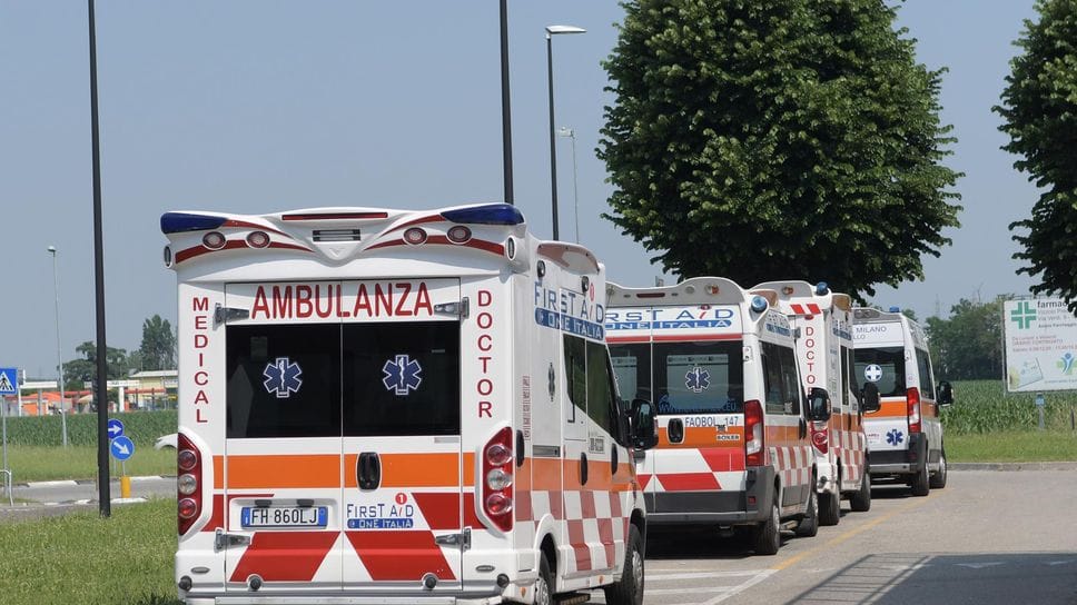 Ambulanze davanti all’ospedale Predabissi