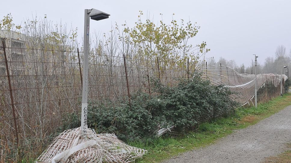 Vandalismi, abbandono dei rifiuti e soprattutto luci fuori uso lungo la ciclabile da Lodi a Boffalora d’Adda (foto Ribolini)