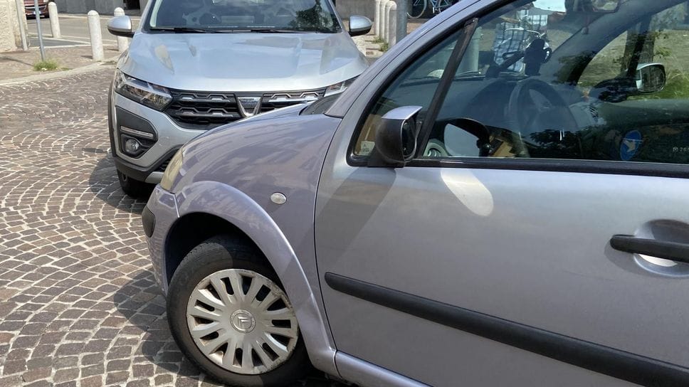 Macchine in divieto di sosta (archivio)