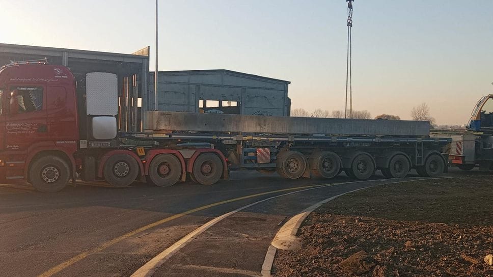 Il camion che ha perso le travi di cemento (Cuti)