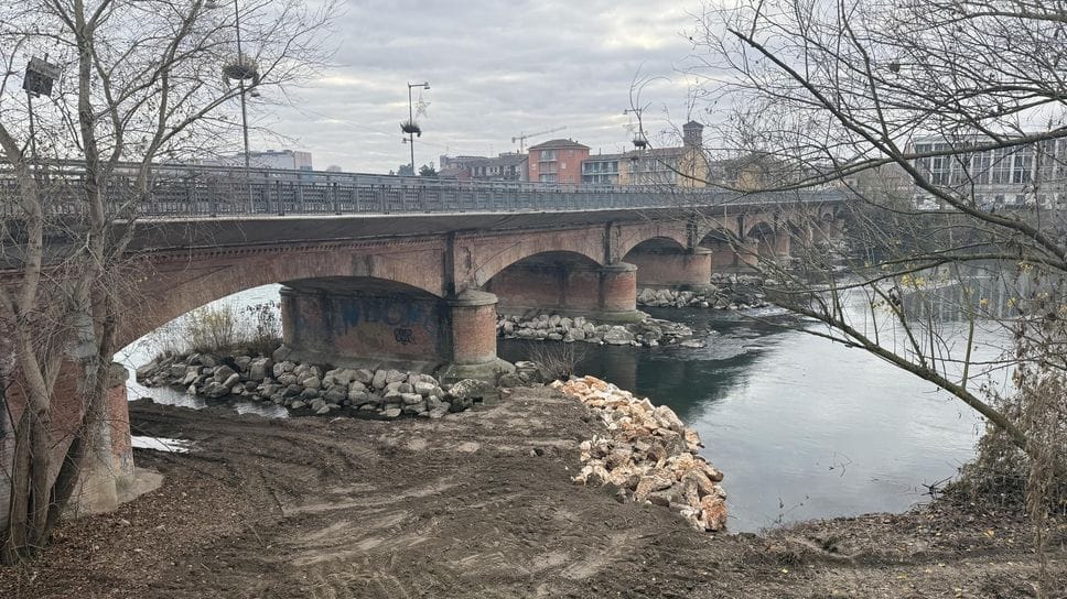 Il ponte cittadino di Lodi, in primo piano i primi lavori di Aipo
