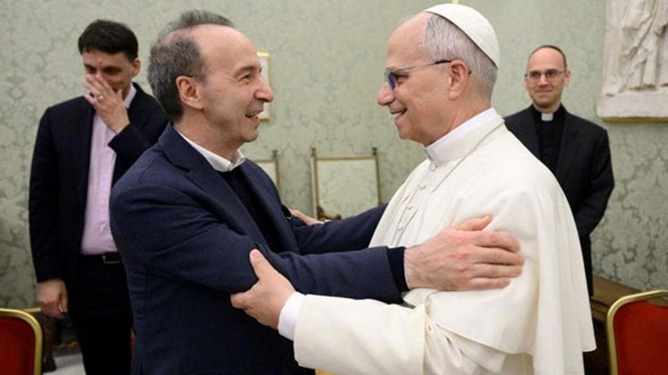 Roberto Benigni e Papa Leone XIV alla presentazione di Pietro. Un uomo nel vento.
