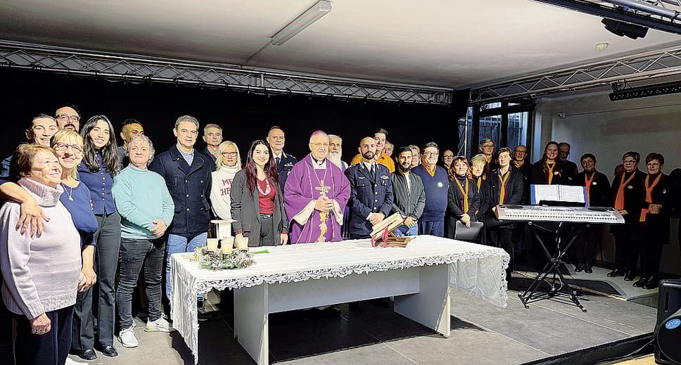 Il vescovo Maurizio nella casa circondariale di via Cagnola con la direttrice Annalaura Confuorto e il coro Monte Alben guidato da Castellone