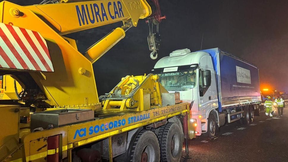 Il recupero di uno dei mezzi coinvolti (Agosti)