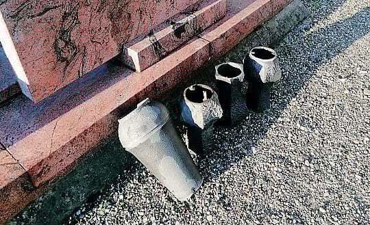 I vasi di metallo strappati dai ladri, che erano pronti a caricarli su un mezzo