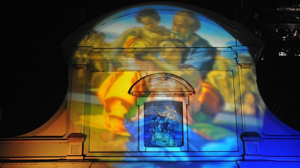 La proiezione del “Tondo Doni”, opera di Michelangelo sulla facciata della chiesa di San Martino in strada