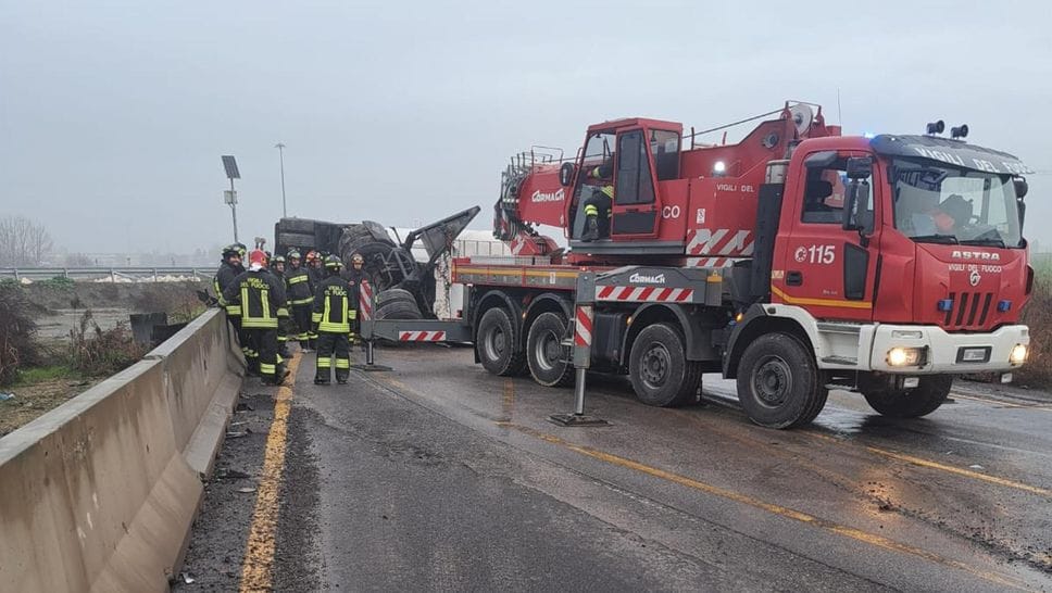 Le operazioni di rimozione del Tir