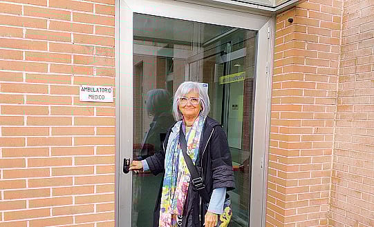Nella foto la sindaca Salvatori davanti agli ambulatori comunali di Vizzolo