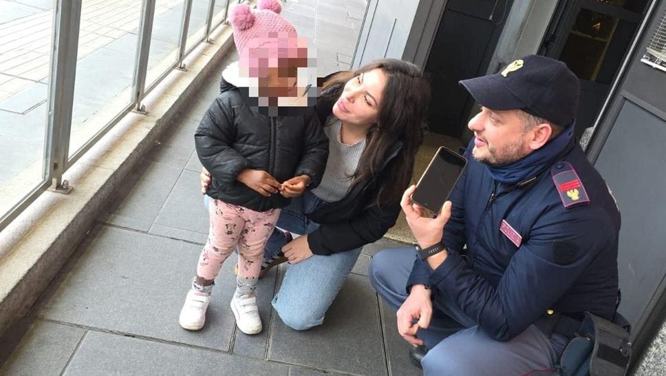 Gli agenti della polizia con FatimaL