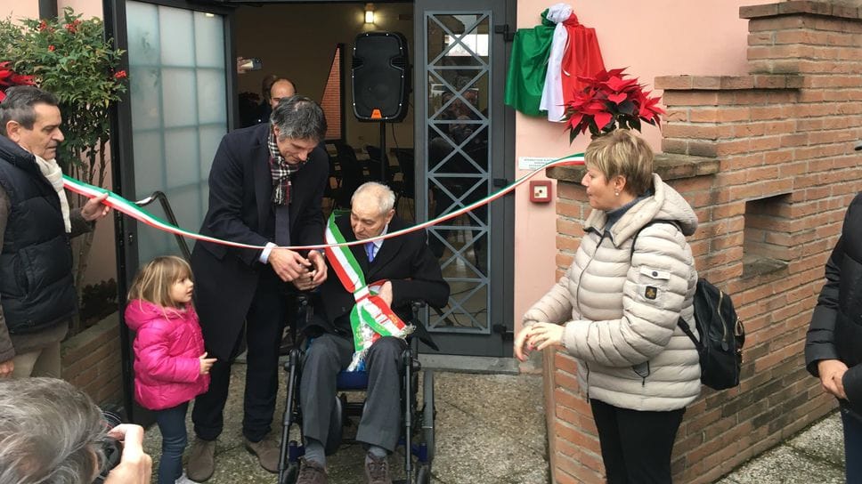 Il taglio del nastro a cura del sindaco Fazzi