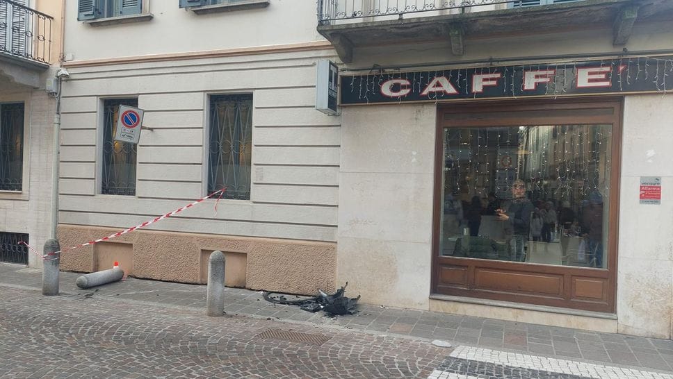 Il paracarro abbattuto e i resti dell’auto