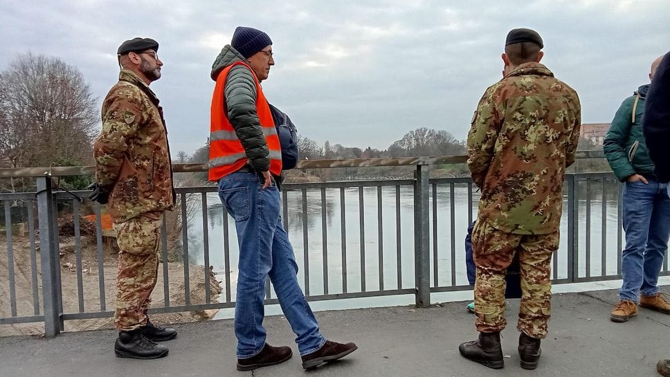 I militari stamattina sul ponte (Ribolini)