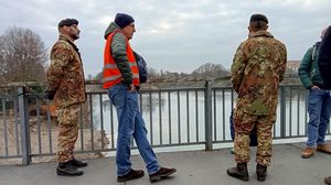I militari stamattina sul ponte (Ribolini)