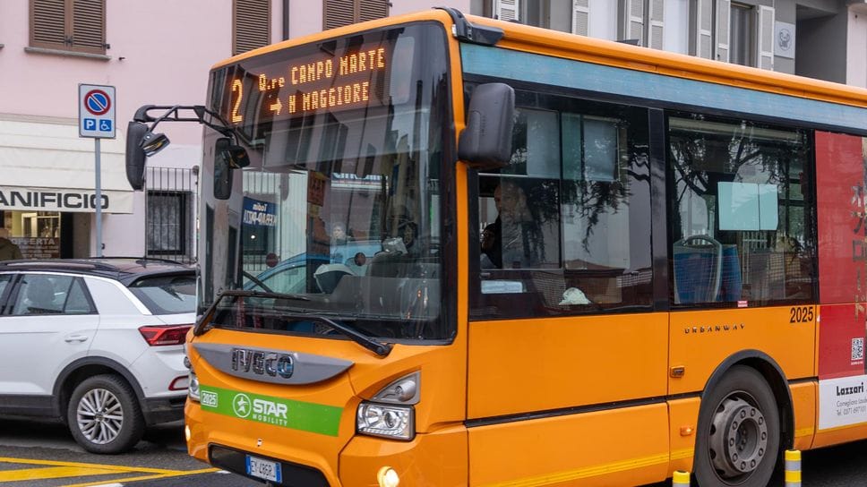 Un autobus della linea 2 che collega la zona dell’Oltreadda con il resto del capoluogo in transito davanti all’ospedale Maggiore (foto Ploiesteanu)