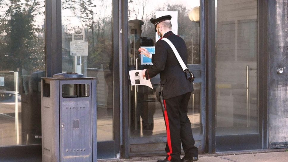 Un carabiniere all'ingresso del tribunale: le indagini sono delegate all'Arma
