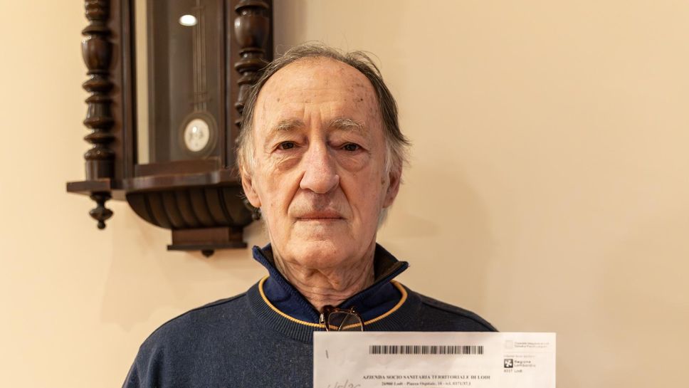 Lo storico albergatore Luigi Anelli di Lodi con il ticket del Cup