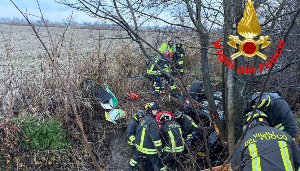 Vigili del fuoco al lavoro per soccorrere i due giovani
