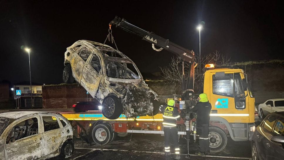 Il recupero delle vetture distrutte dalle fiamme (Agosti)