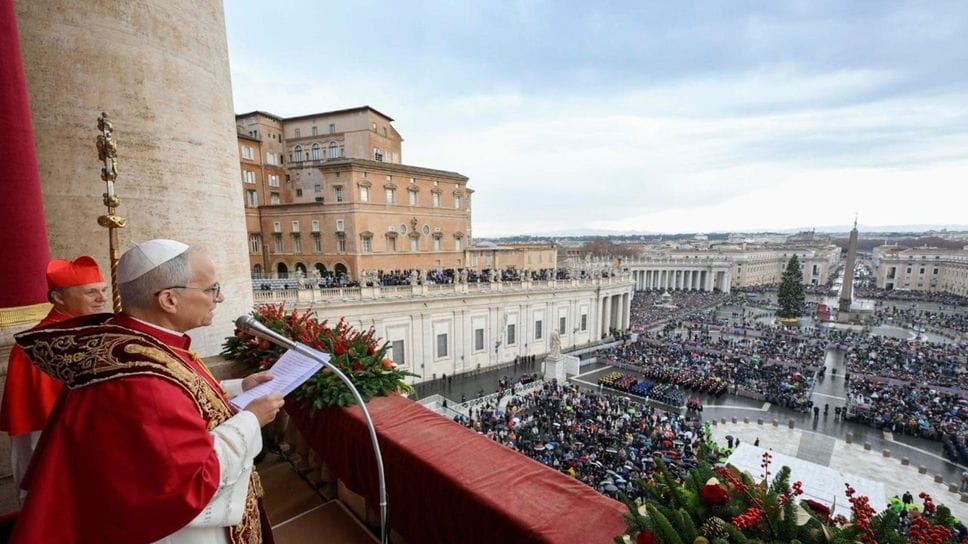 Papa Leone mentre impartisce la benedizione (Vatican News)