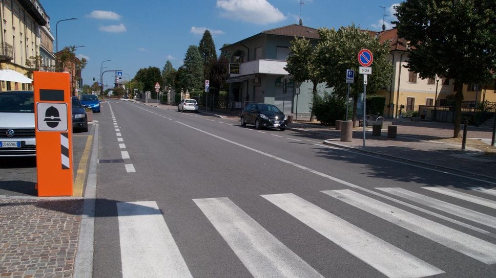 Uno dei vecchi rilevatori che sono stati rimossi sull’ex via Emilia in centro (archivio)