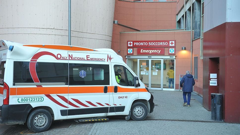 Il ventenne è stato portato all’ospedale di Lodi e dimesso alcune ore dopo