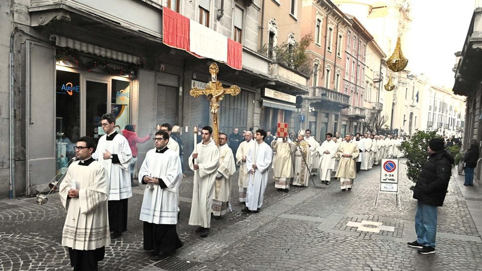 Un momento della celebrazione di apertura del Giubileo diocesana con il passaggio del corteo in corso Umberto