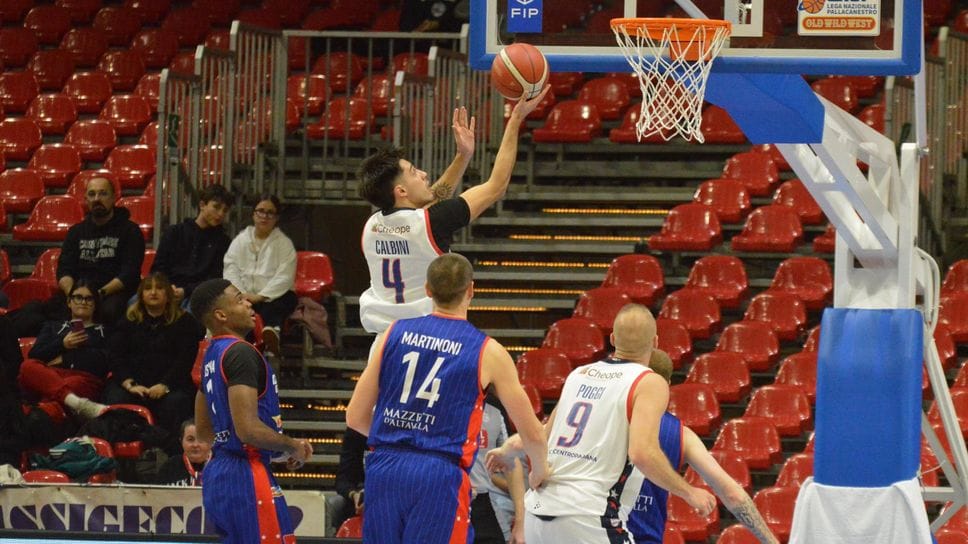 Lorenzo Calbini a canestro (foto Mallamaci)
