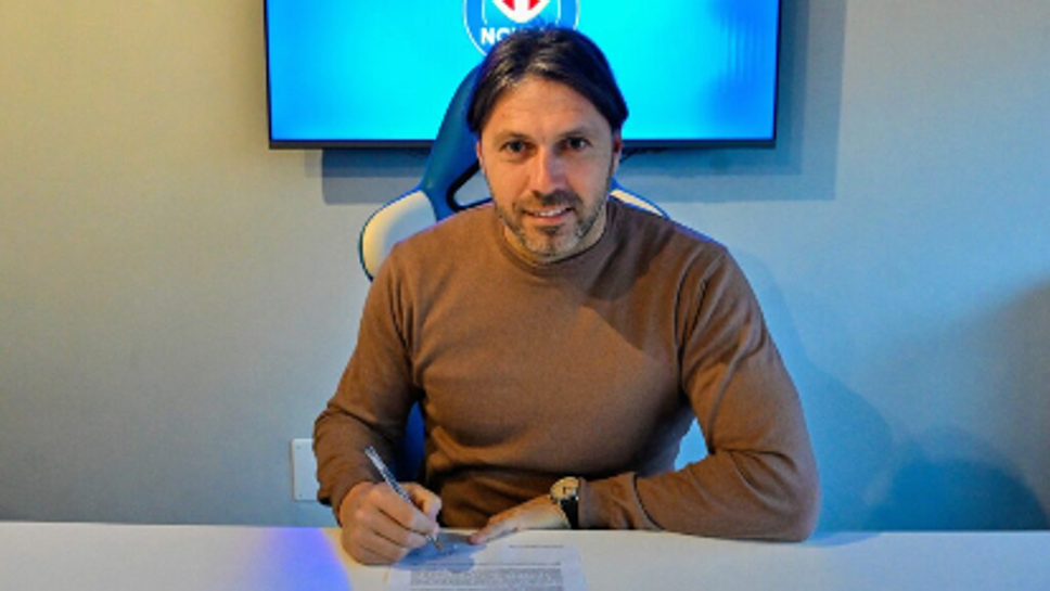 Andrea Dossena mentre firma il contratto con il Novara (foto sito Novara)