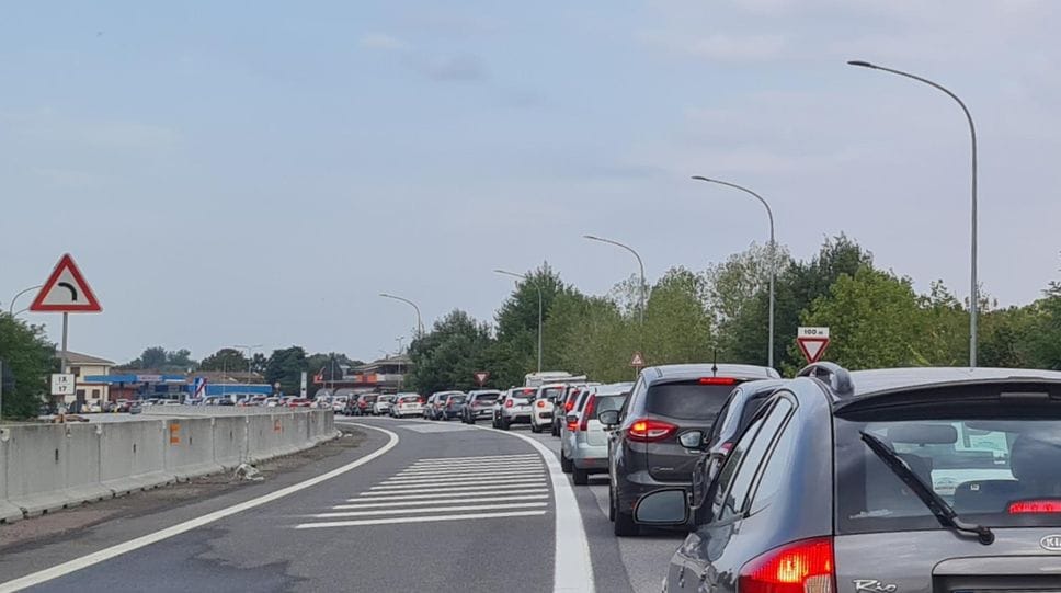 Le code al ponte della Paullese (archivio)