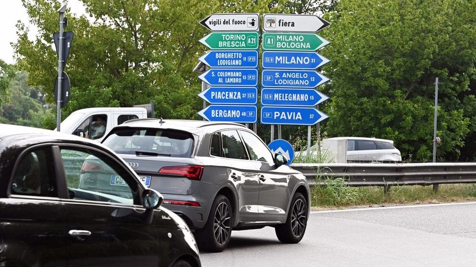 Traffico alla rotonda della Faustina (archivio)