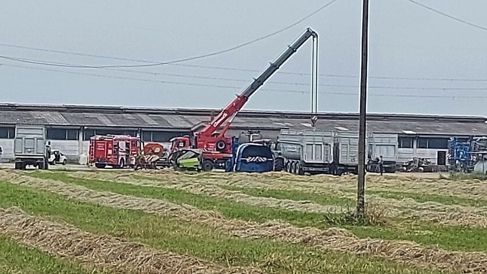 I vigili del fuoco impegnati nella rimozione del pesante macchinario caduto sul lavoratore