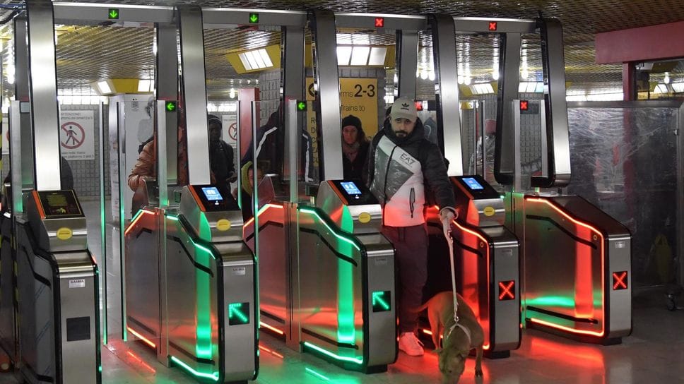 I tornelli della metropolitana a San Donato (archivio)