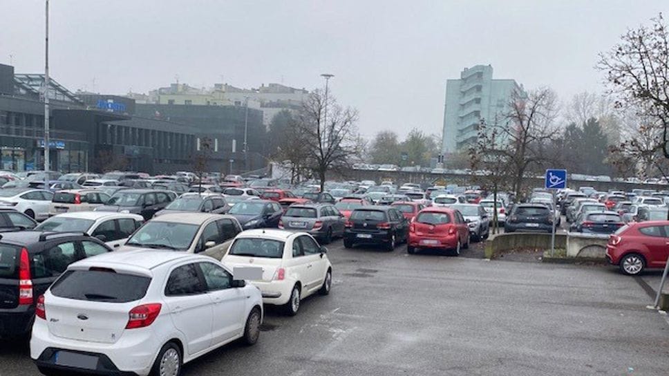 Una distesa di auto parcheggiate di fronte al nuovo “Zucchetti Village”