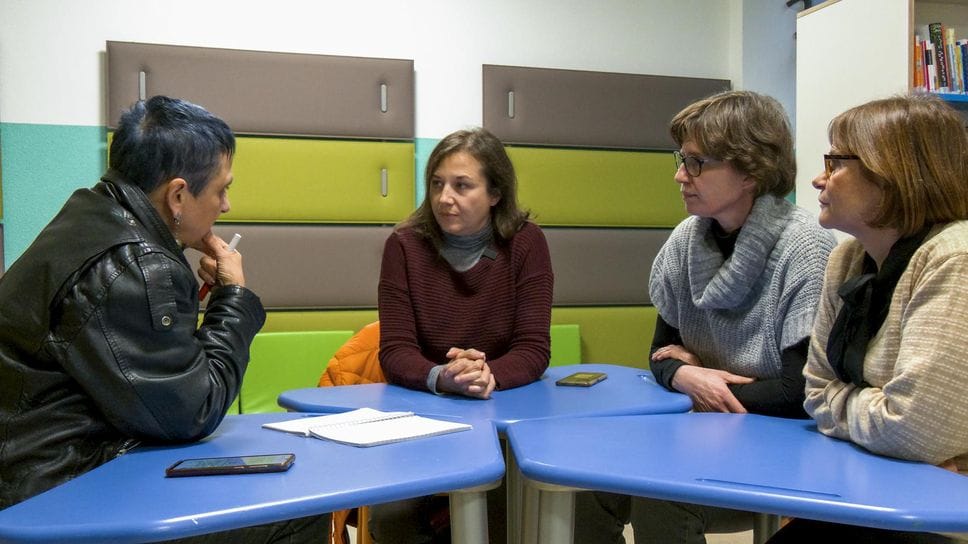 Da destra, le docenti Silvia Alloni, Paola Bosi e Sara Cippitelli durante l’intervista nella biblioteca della scuola primaria Pascoli: il plesso fa parte dell’istituto comprensivo Lodi 2 guidato dalla dirigente Carmela Riganò, anima della rete delle biblioteche scolastiche “Ali di parole” che ha aperto, qualche giorno fa, con un intervento, il convegno di inaugurazione della rete nella sala dei Co