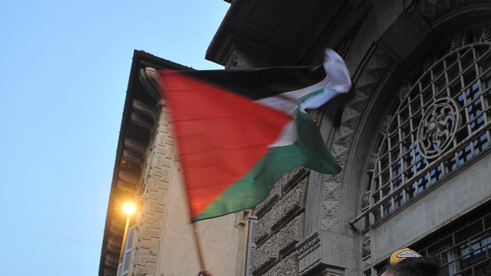 Una manifestazione con bandiere palestinesi a Lodi