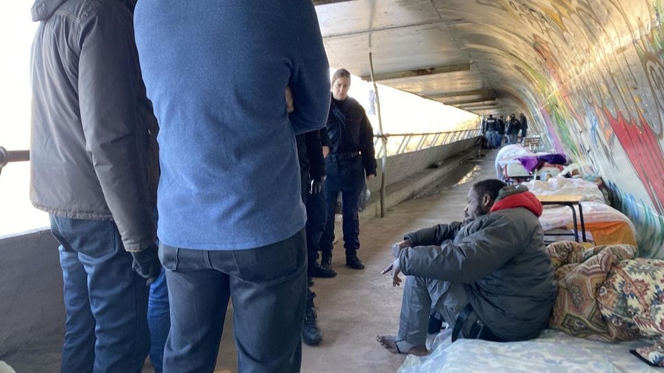 L’accampamento sulle piste ciclabili sotto il ponte della tangenziale sull’Adda