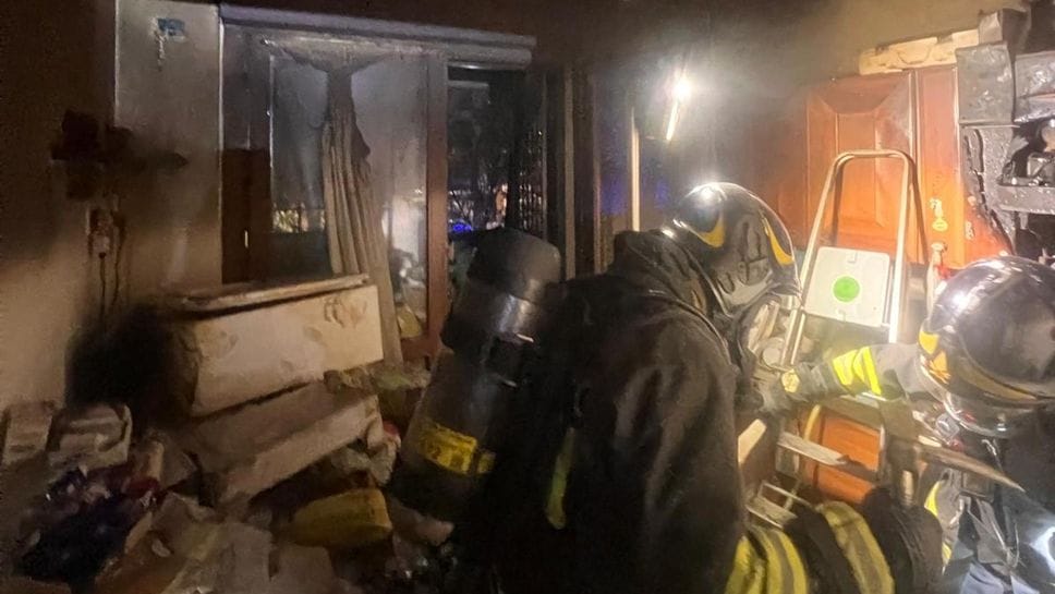 L’intervento dei vigili del fuoco nell’appartamento devastato