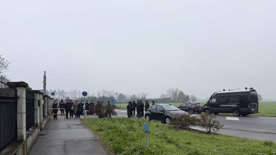 Le forze dell’ordine di fronte all’hotel (Marino)