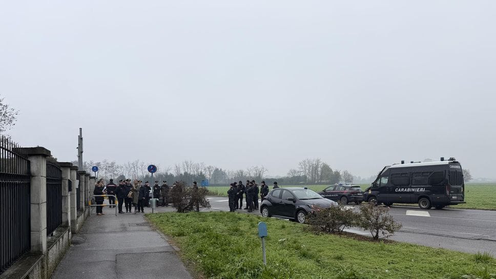 Le forze dell’ordine di fronte all’hotel (Marino)