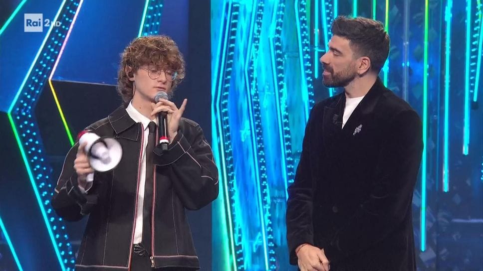 Occhi sul palco di Sanremo Giovani insieme al presentatore