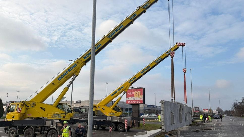 Le operazioni di recupero delle lastre di cemento da parte  delle autogru di Manfroni (Agosti)