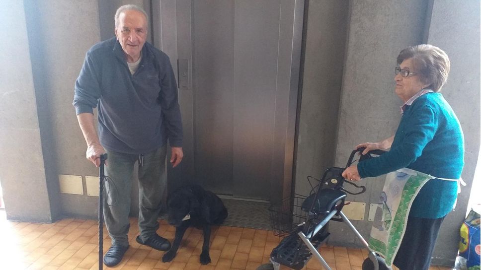 Alcuni degli anziani bloccati nel palazzo