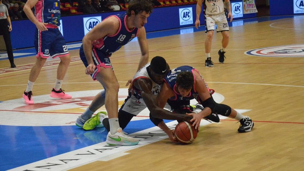 Simon Anaekwe lotta per il possesso in area avversaria