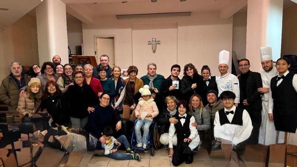 Alcuni dei partecipanti alla serata di raccolta fondi a favore del progetto Dama dell’Asst di Lodi all’oratorio di Santa Francesca Cabrini, a destra il cuoco Francesco Algieri, docente dell’Einaudi con il suo collega e gli alunni che hanno preparato la cena