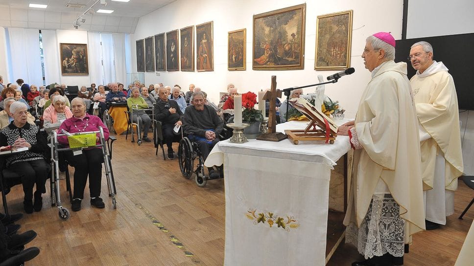 La celebrazione alla Fondazione Santa Chiara presieduta dal vescovo di Lodi monsignor Maurizio Malvestiti (foto Ribolini)