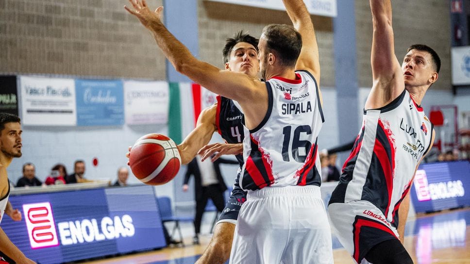 Lorenzo Calbini in attacco (foto Daniele Garlaschelli)