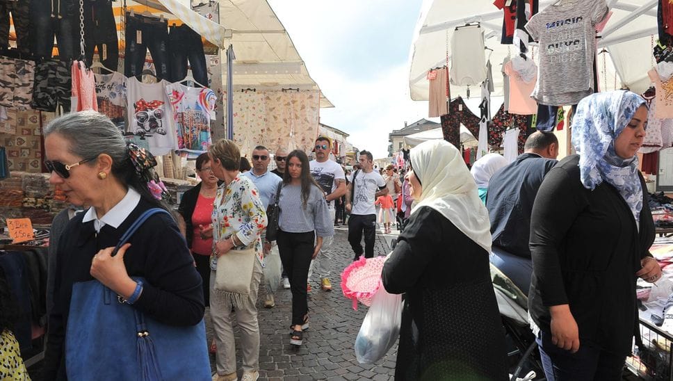 Nella foto d’archivio acquirenti tra le bancarelle del mercato di Sant’Angelo